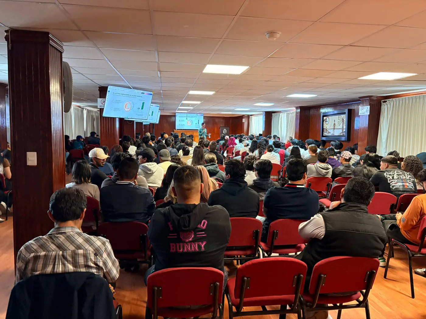 Conferencia sobre bambú ante estudiantes de arquitectura